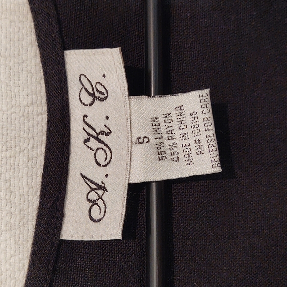 Women's Black Sleeveless Top - Picture 3 of 4